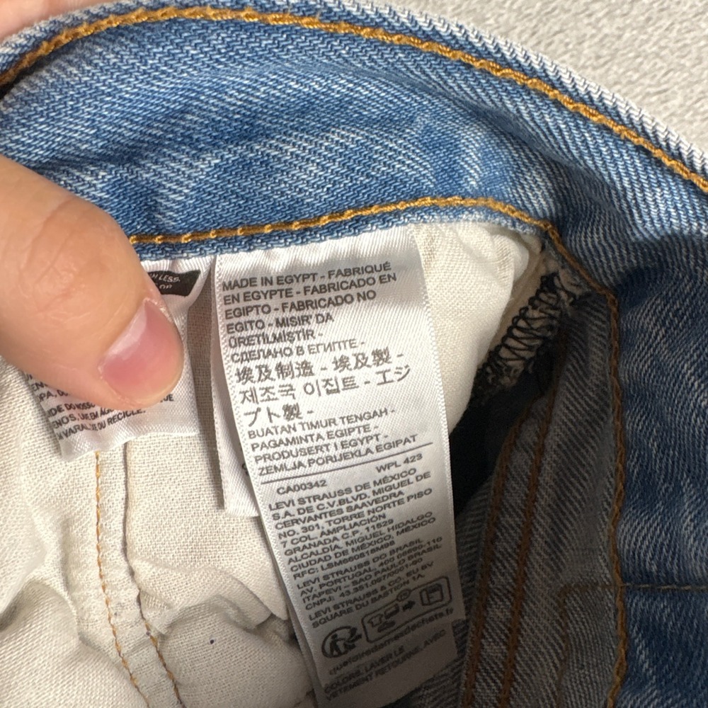 Levis 501‎ Original Fit Mens Light Wash Blue Straight Leg Button Fly Jeans 38x32 - Picture 8 of 11